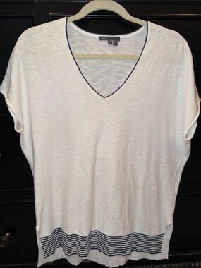 VINCE White Short Sleeve V-Neck Knit Top with Navy Trim